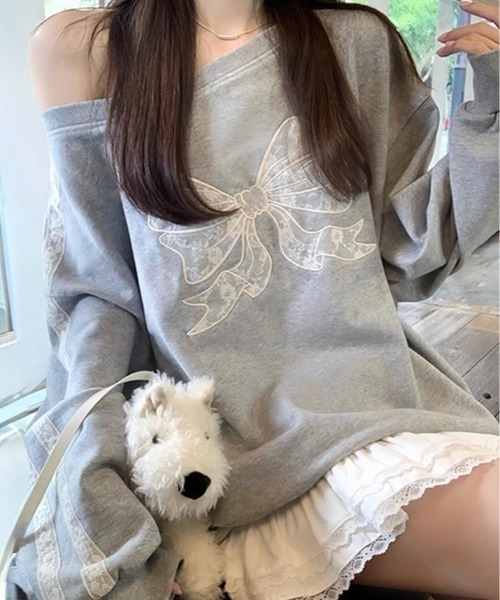 kirakiraShop(キラキラショップ)の「ワンショルダー リボンレース スウェット プルオーバー(スウェット・レディース・グレー・FREE)」の2枚目の写真