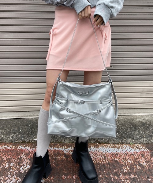 ROGER AND RAW(ロジャーアンドロウ)の「リボン付きベルトデザインショルダーバッグ(ショルダーバッグ・レディース・シルバー/レッド/ブラック・FREE)」の1枚目の写真
