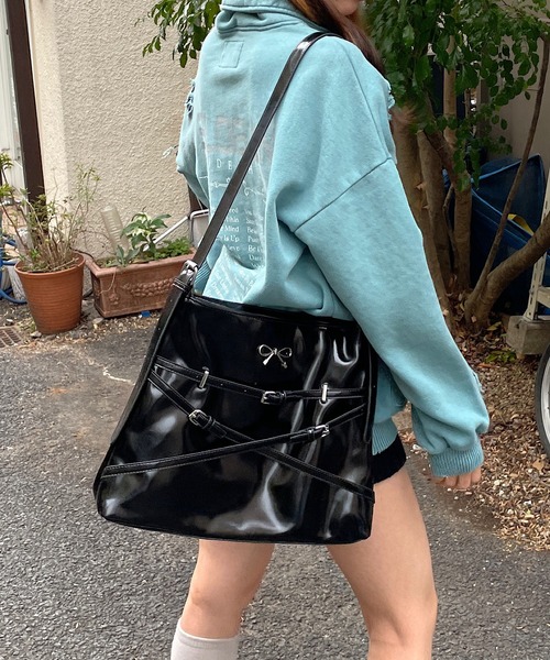 ROGER AND RAW(ロジャーアンドロウ)の「リボン付きベルトデザインショルダーバッグ(ショルダーバッグ・レディース・シルバー/レッド/ブラック・FREE)」の12枚目の写真