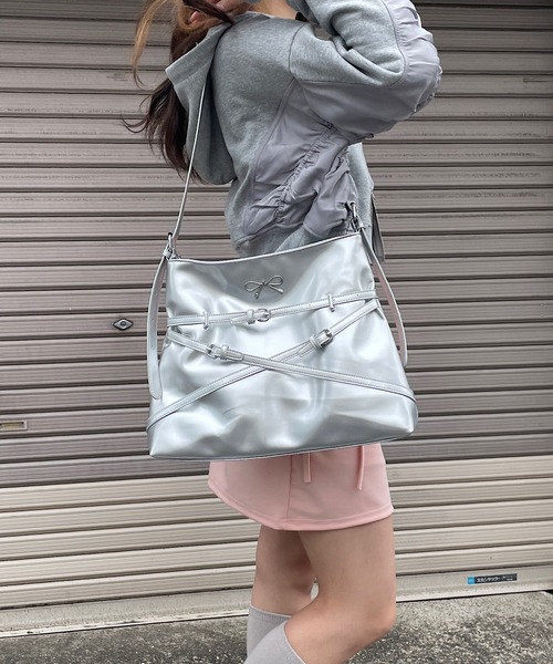 ROGER AND RAW(ロジャーアンドロウ)の「リボン付きベルトデザインショルダーバッグ(ショルダーバッグ・レディース・シルバー/レッド/ブラック・FREE)」の15枚目の写真