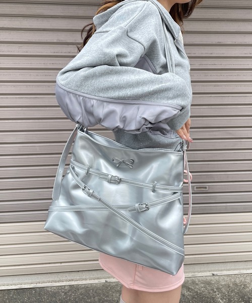 ROGER AND RAW(ロジャーアンドロウ)の「リボン付きベルトデザインショルダーバッグ(ショルダーバッグ・レディース・シルバー/レッド/ブラック・FREE)」の16枚目の写真