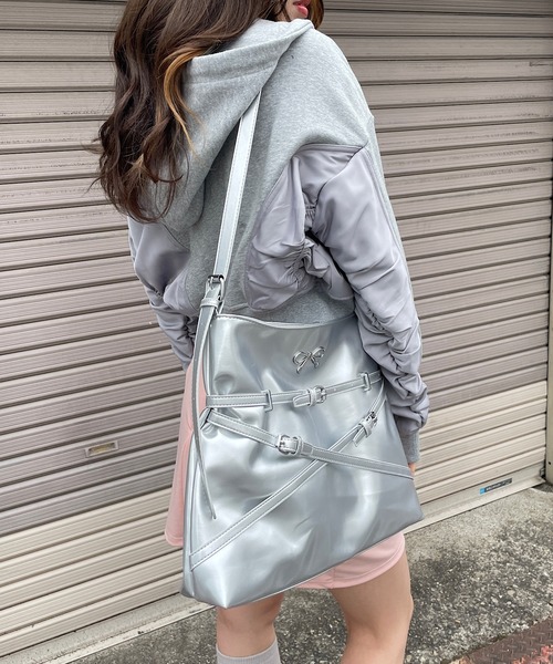 ROGER AND RAW(ロジャーアンドロウ)の「リボン付きベルトデザインショルダーバッグ(ショルダーバッグ・レディース・シルバー/レッド/ブラック・FREE)」の17枚目の写真