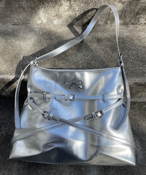 ROGER AND RAW(ロジャーアンドロウ)の「リボン付きベルトデザインショルダーバッグ(ショルダーバッグ・レディース・シルバー/レッド/ブラック・FREE)」の21枚目の写真