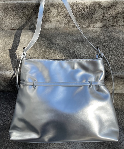 ROGER AND RAW(ロジャーアンドロウ)の「リボン付きベルトデザインショルダーバッグ(ショルダーバッグ・レディース・シルバー/レッド/ブラック・FREE)」の22枚目の写真
