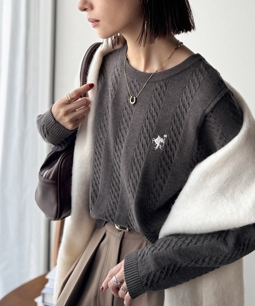 classicalelf(クラシカルエルフ)の「大人のためのコンパクトニット。胸刺繍ショート丈ケーブル編みニット(長袖)(ニット/セーター・レディース・キャメル/ピンク/チャコール/グレイッシュベージュ/アイボリー/ブルー・LARGE/MEDIUM/SMALL/X-LARGE)」の3枚目の写真