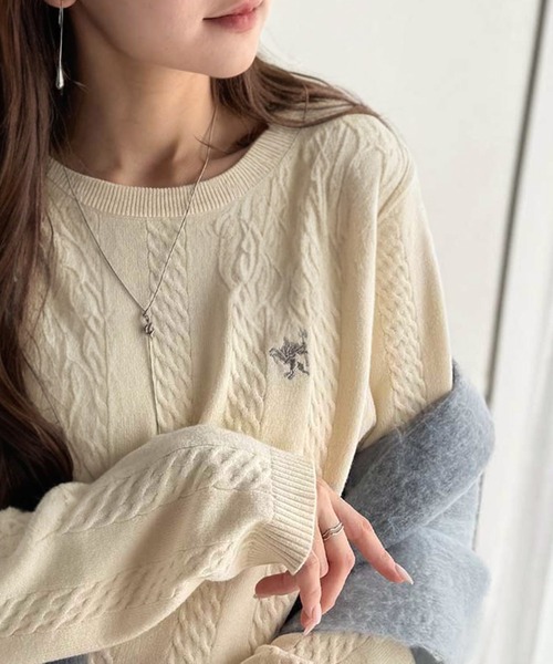 classicalelf(クラシカルエルフ)の「大人のためのコンパクトニット。胸刺繍ショート丈ケーブル編みニット(長袖)(ニット/セーター・レディース・キャメル/ピンク/チャコール/グレイッシュベージュ/アイボリー/ブルー・LARGE/MEDIUM/SMALL/X-LARGE)」の2枚目の写真
