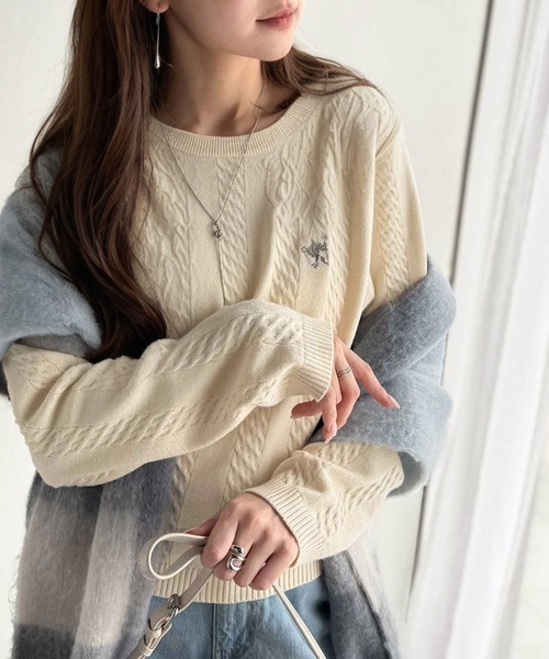 classicalelf(クラシカルエルフ)の「大人のためのコンパクトニット。胸刺繍ショート丈ケーブル編みニット(長袖)(ニット/セーター・レディース・キャメル/ピンク/チャコール/グレイッシュベージュ/アイボリー/ブルー・LARGE/MEDIUM/SMALL/X-LARGE)」の18枚目の写真