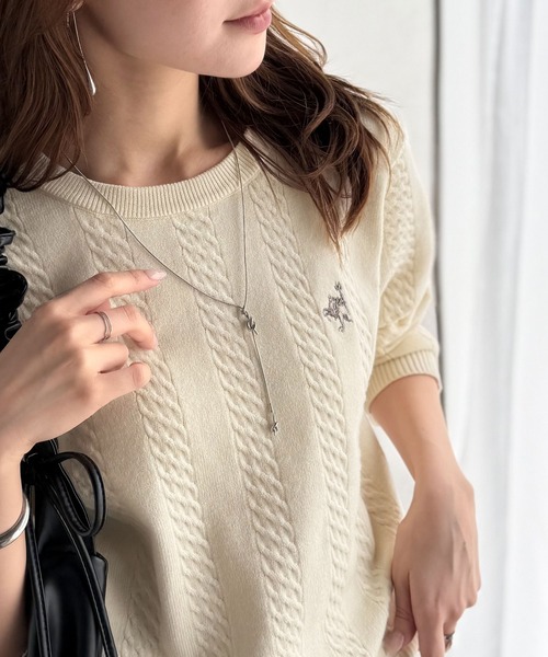 classicalelf(クラシカルエルフ)の「大人のためのコンパクトニット。胸刺繍ショート丈ケーブル編みニット(長袖)(ニット/セーター・レディース・キャメル/ピンク/チャコール/グレイッシュベージュ/アイボリー/ブルー・LARGE/MEDIUM/SMALL/X-LARGE)」の19枚目の写真