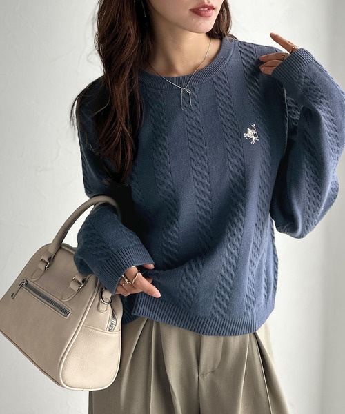 classicalelf(クラシカルエルフ)の「大人のためのコンパクトニット。胸刺繍ショート丈ケーブル編みニット(長袖)(ニット/セーター・レディース・キャメル/ピンク/チャコール/グレイッシュベージュ/アイボリー/ブルー・LARGE/MEDIUM/SMALL/X-LARGE)」の20枚目の写真