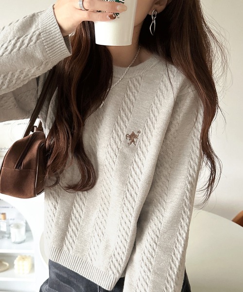 classicalelf(クラシカルエルフ)の「大人のためのコンパクトニット。胸刺繍ショート丈ケーブル編みニット(長袖)(ニット/セーター・レディース・キャメル/ピンク/チャコール/グレイッシュベージュ/アイボリー/ブルー・LARGE/MEDIUM/SMALL/X-LARGE)」の15枚目の写真