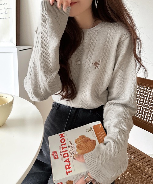 classicalelf(クラシカルエルフ)の「大人のためのコンパクトニット。胸刺繍ショート丈ケーブル編みニット(長袖)(ニット/セーター・レディース・キャメル/ピンク/チャコール/グレイッシュベージュ/アイボリー/ブルー・LARGE/MEDIUM/SMALL/X-LARGE)」の10枚目の写真