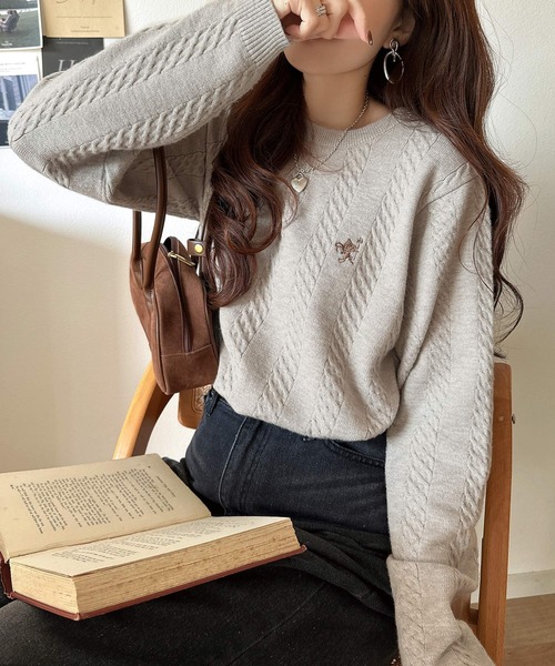classicalelf(クラシカルエルフ)の「大人のためのコンパクトニット。胸刺繍ショート丈ケーブル編みニット(長袖)(ニット/セーター・レディース・キャメル/ピンク/チャコール/グレイッシュベージュ/アイボリー/ブルー・LARGE/MEDIUM/SMALL/X-LARGE)」の9枚目の写真