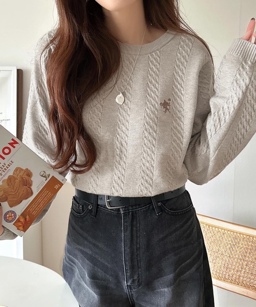 classicalelf(クラシカルエルフ)の「大人のためのコンパクトニット。胸刺繍ショート丈ケーブル編みニット(長袖)(ニット/セーター・レディース・キャメル/ピンク/チャコール/グレイッシュベージュ/アイボリー/ブルー・LARGE/MEDIUM/SMALL/X-LARGE)」の11枚目の写真