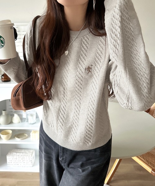 classicalelf(クラシカルエルフ)の「大人のためのコンパクトニット。胸刺繍ショート丈ケーブル編みニット(長袖)(ニット/セーター・レディース・キャメル/ピンク/チャコール/グレイッシュベージュ/アイボリー/ブルー・LARGE/MEDIUM/SMALL/X-LARGE)」の13枚目の写真