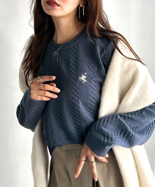 classicalelf(クラシカルエルフ)の「大人のためのコンパクトニット。胸刺繍ショート丈ケーブル編みニット(長袖)(ニット/セーター・レディース・キャメル/ピンク/チャコール/グレイッシュベージュ/アイボリー/ブルー・LARGE/MEDIUM/SMALL/X-LARGE)」の8枚目の写真