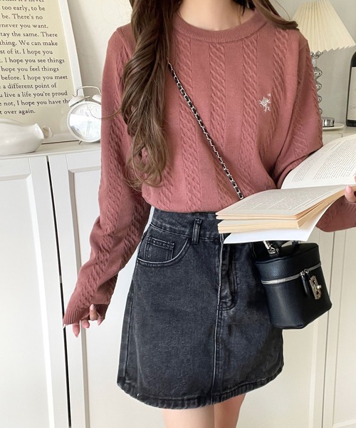 classicalelf(クラシカルエルフ)の「大人のためのコンパクトニット。胸刺繍ショート丈ケーブル編みニット(長袖)(ニット/セーター・レディース・キャメル/ピンク/チャコール/グレイッシュベージュ/アイボリー/ブルー・LARGE/MEDIUM/SMALL/X-LARGE)」の7枚目の写真