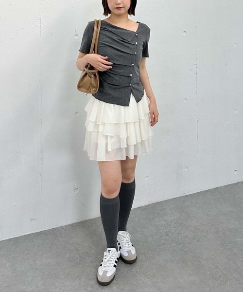 archives(アルシーヴ)の「アシメタックボタンカットTOPS 5S(Tシャツ/カットソー・レディース・モカ/イエロー/ブラック/チャコールグレー・MEDIUM)」の9枚目の写真