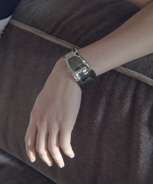 GOLDY（ゴールディ）の「【GOLDY】ワイド ニュアンス メタル バングル 4250405（バングル/リストバンド・レディース・ゴールド/シルバー系1/ゴールド系その他/シルバー・FREE）」の5枚目の写真