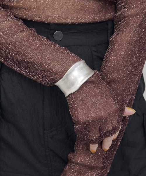 GOLDY（ゴールディ）の「【GOLDY】ワイド ニュアンス メタル バングル 4250405（バングル/リストバンド・レディース・ゴールド/シルバー系1/ゴールド系その他/シルバー・FREE）」の7枚目の写真