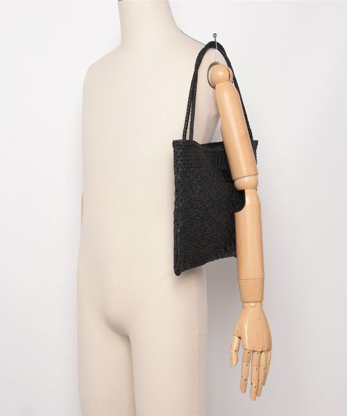 MAISON mou（メゾンムー）の「【Swaraj/スワラージ】手編みメッシュレザー・スクエアシェイプ BAG（トートバッグ・レディース・ホワイト/シルバー/ブラック・FREE）」の7枚目の写真