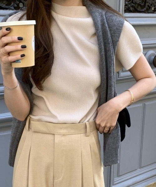 Forcement(フォースメント)の「サラッと着やすい半袖サマーニットオフィス夏服プルオーバー(Tシャツ/カットソー・レディース・ブラック/グレー/アイボリー/ピンク/グレイッシュベージュ・FREE)」の1枚目の写真