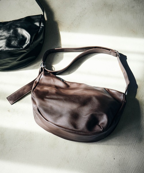 LAKOLE（ラコレ）の「Wリングミドルショルダーバッグ / 578629（ショルダーバッグ・メンズ・ブラウン/ブラック・FREE）」の15枚目の写真