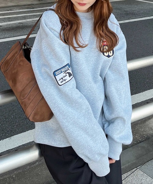 nelliy.（ネルリー）の「オーバーサイズワッペンスウェット（スウェット・レディース・ネイビー/グレー・FREE）」の2枚目の写真