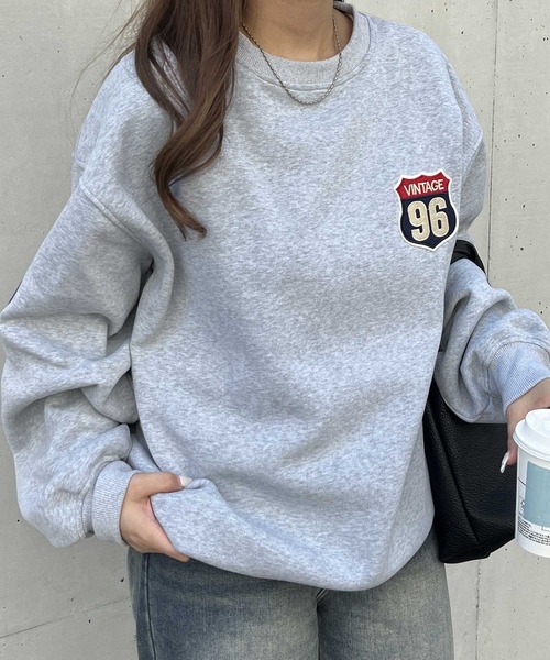 nelliy.（ネルリー）の「オーバーサイズワッペンスウェット（スウェット・レディース・ネイビー/グレー・FREE）」の3枚目の写真