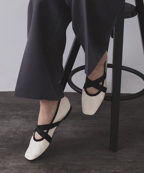 OPAQUE.CLIP(オペークドットクリップ)の「クロスゴムデザインバレエシューズ(その他シューズ・レディース・アイボリー系4/ブラック・03/02)」の3枚目の写真