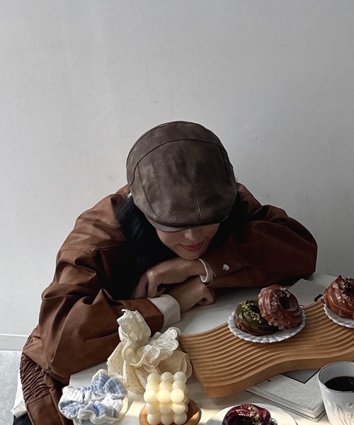 AS KNOW AS plus(アズノゥアズプラス)の「ビンテージレザー風ハンチング(ハンチング/ベレー帽・レディース・ブラック/ブラウン・FREE)」の10枚目の写真