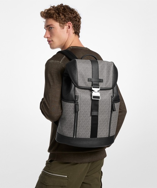 MICHAEL KORS(マイケルコース)の「HUDSON アビエーター バックパック - MKシグネチャー(バックパック/リュック・メンズ・グレー系・FREE)」の2枚目の写真