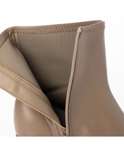 EVOL（イーボル）の「【S-LLサイズ展開・クッション入り】ソフトストレッチスクエア4.5cmショートブーツ IZ5886（ブーツ・レディース・ブラウン/アッシュグレー/ブラック系その他/ブラック・LL/L/M/S）」の19枚目の写真