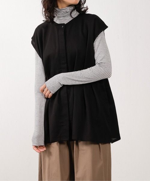 emesuelee(エメスーリー)の「ノースリーブ ギャザー切替ブラウス(シャツ/ブラウス・レディース・ブラック/ベージュ/ネイビー/レッド・フリー)」の2枚目の写真