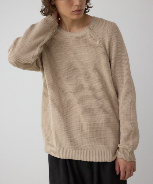 AZUL by moussy(アズールバイマウジー)の「ショルダーボタンニットトップス(ニット/セーター・メンズ・ブラック/ブラウン/ベージュ・SMALL/MEDIUM/LARGE)」の1枚目の写真