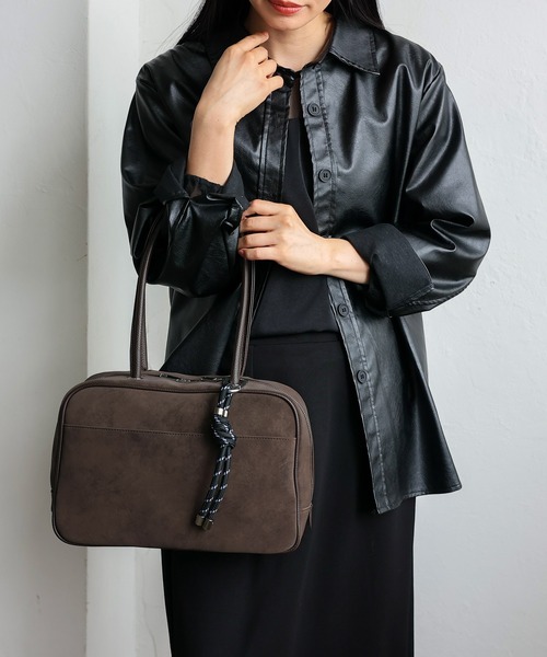 VitaFelice（ヴィータフェリーチェ）の「スエードタッチスクエアボストン（チャーム付き）（ボストンバッグ・レディース・ダークブラウン系/ブラック/グレー・FREE）」の4枚目の写真