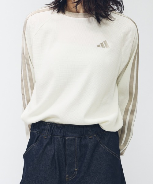 adidas(アディダス)の「【別注】アディダス adidas ワッフル スリーストライプス オーバーサイズフィット ロングスリーブTシャ 限定コラボ(Tシャツ/カットソー・レディース・オフホワイト/ブラウン/サンドグレー・S/M/L/XL)」の6枚目の写真