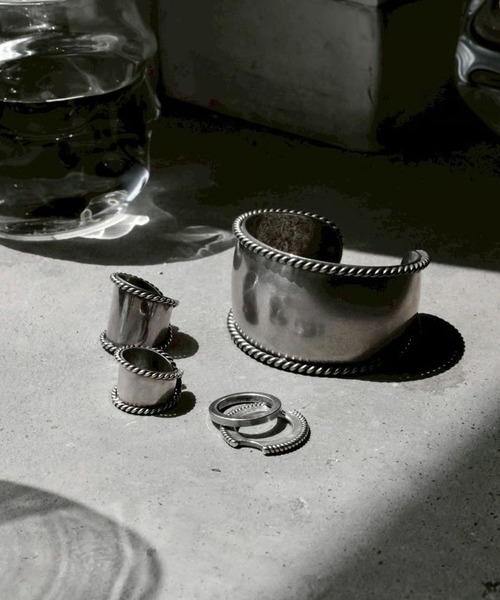 Soierie(ソワリー)の「ツイスト バングル / Twist bangle(バングル/リストバンド・レディース・シルバー・FREE)」の2枚目の写真