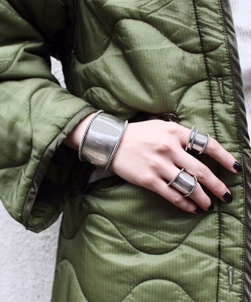 Soierie(ソワリー)の「ツイスト バングル / Twist bangle(バングル/リストバンド・レディース・シルバー・FREE)」の3枚目の写真