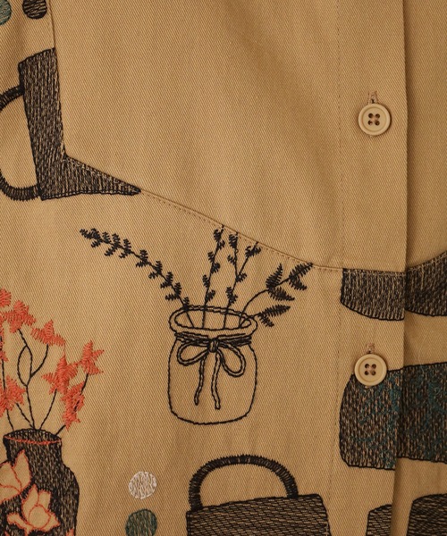 Emago(イマゴ)の「EMAGO ツボと花刺繍ワンピース 長袖(シャツワンピース・レディース・ベージュ/ブラック・FREE)」の3枚目の写真