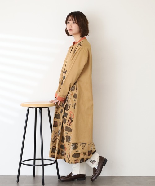 Emago(イマゴ)の「EMAGO ツボと花刺繍ワンピース 長袖(シャツワンピース・レディース・ベージュ/ブラック・FREE)」の9枚目の写真