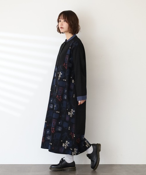 Emago(イマゴ)の「EMAGO ツボと花刺繍ワンピース 長袖(シャツワンピース・レディース・ベージュ/ブラック・FREE)」の4枚目の写真
