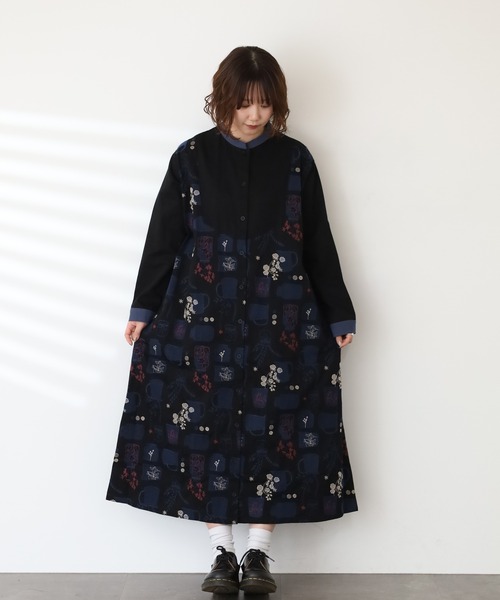 Emago(イマゴ)の「EMAGO ツボと花刺繍ワンピース 長袖(シャツワンピース・レディース・ベージュ/ブラック・FREE)」の5枚目の写真