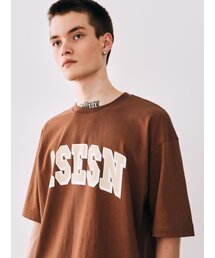 ESN（イーエスエヌ）の「ARCH LOGO SHORT SLEEVE T-SHIRT BROWN（Tシャツ/カットソー）」