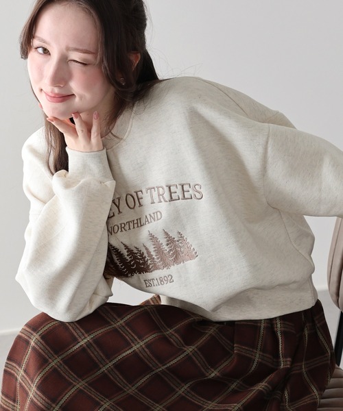 BLUEEAST(ブルーイースト)の「裏起毛フォレスト刺繍スウェット(スウェット・レディース・ネイビー/グレー/アイボリー・MEDIUM)」の2枚目の写真