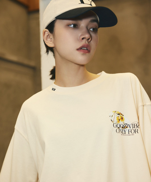 CORALIAN(コラリアン)の「フラワーアートワーク長袖コットンTシャツベージュ(Tシャツ/カットソー・レディース・その他・S/M/L/2XL/XL/4XL/5XL/XS/3XL)」の2枚目の写真