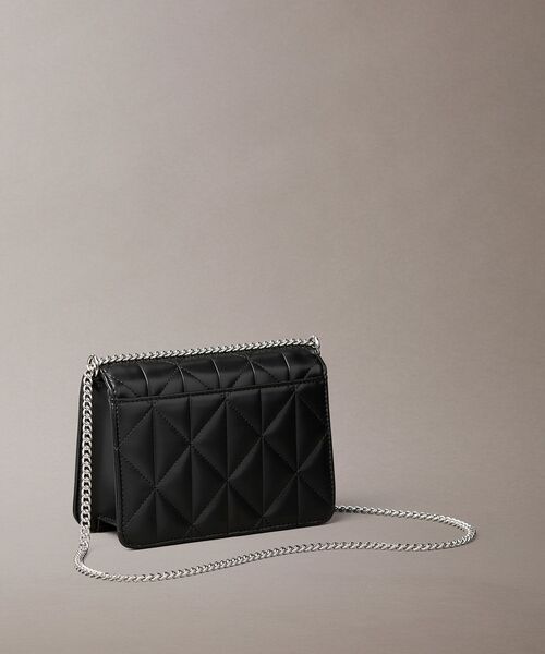 Calvin Klein（カルバン・クライン）の「クロスボディバッグ - キルティングチェーンバッグ（ハンドバッグ・レディース・ブラック/ベージュ・FREE）」の4枚目の写真