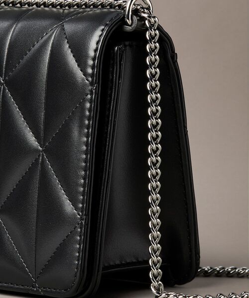 Calvin Klein（カルバン・クライン）の「クロスボディバッグ - キルティングチェーンバッグ（ハンドバッグ・レディース・ブラック/ベージュ・FREE）」の6枚目の写真