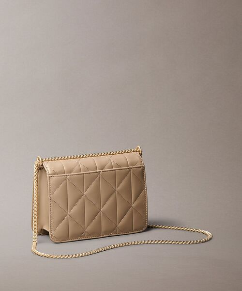 Calvin Klein（カルバン・クライン）の「クロスボディバッグ - キルティングチェーンバッグ（ハンドバッグ・レディース・ブラック/ベージュ・FREE）」の12枚目の写真
