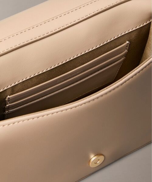 Calvin Klein（カルバン・クライン）の「クロスボディバッグ - キルティングチェーンバッグ（ハンドバッグ・レディース・ブラック/ベージュ・FREE）」の13枚目の写真