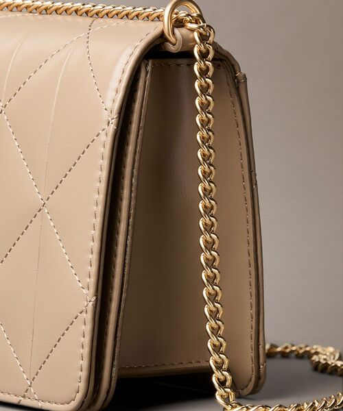 Calvin Klein（カルバン・クライン）の「クロスボディバッグ - キルティングチェーンバッグ（ハンドバッグ・レディース・ブラック/ベージュ・FREE）」の14枚目の写真